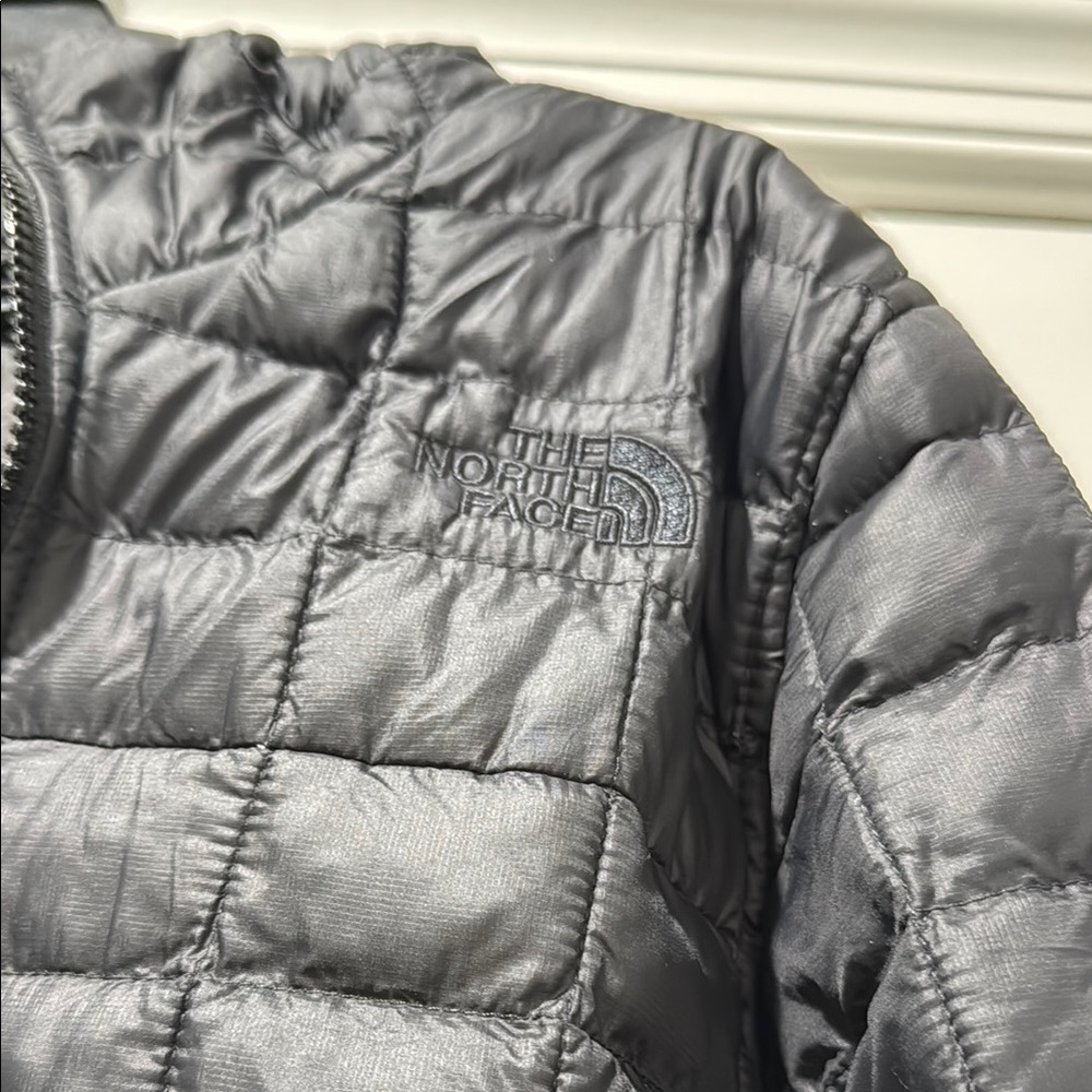 The North Face Thermoball Light Weight Puffer - Picture 2 of 8